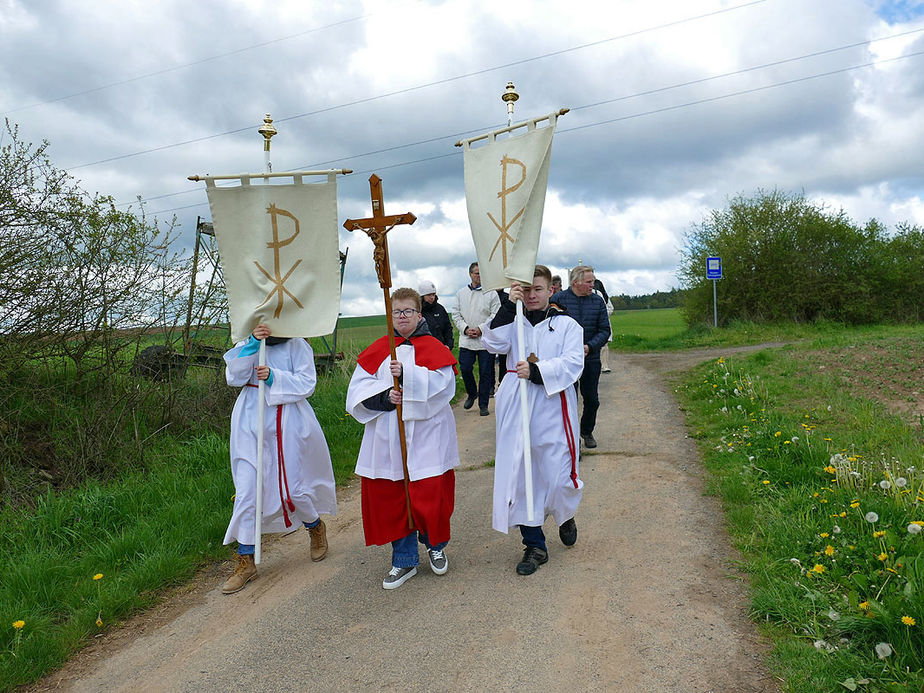 Bittprozession an der Weingartenkapelle (Foto: Karl-Franz Thiede)